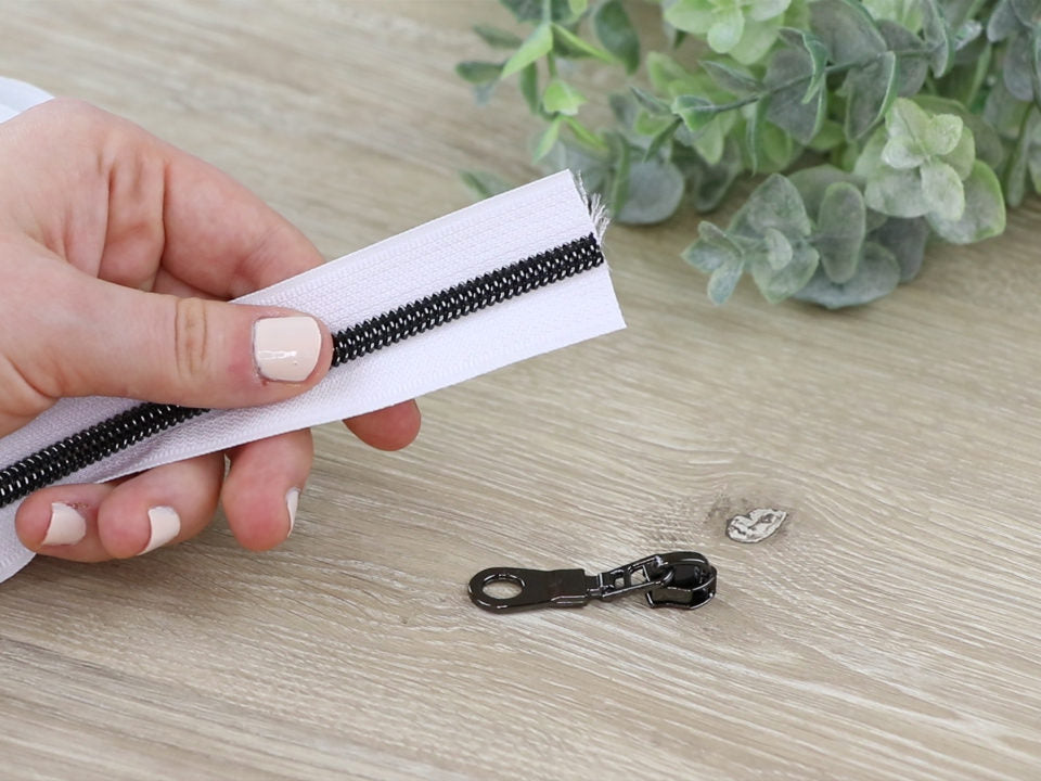 Video: How to Add a Zipper Pull onto Raw Zipper Tape – Sallie Tomato