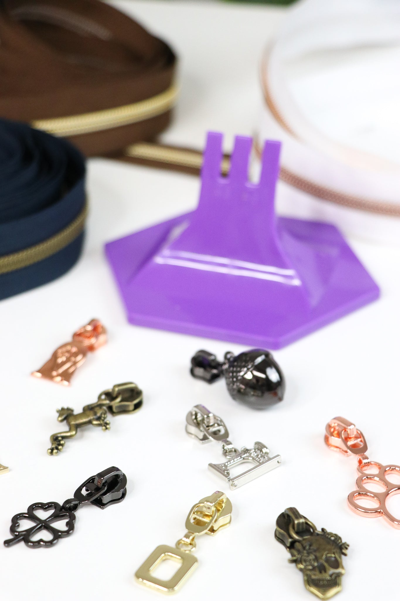 How To Attach Zipper Pulls To Zippers By The Yard – Sallie Tomato