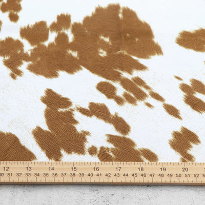 Corte empaquetado de 1/2 yarda: piel sintética de bronce crema de vaca