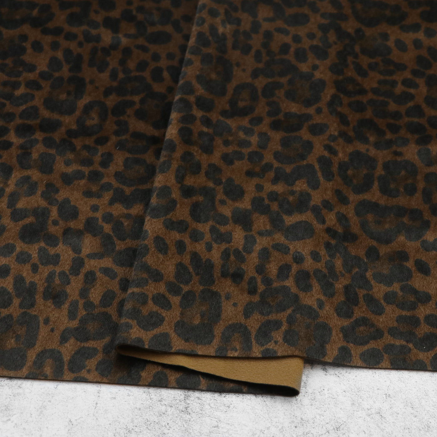 Corte empaquetado de 1/2 yarda: Piel sintética de nogal negro leopardo