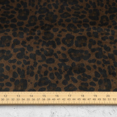 Corte empaquetado de 1/2 yarda: Piel sintética de nogal negro leopardo