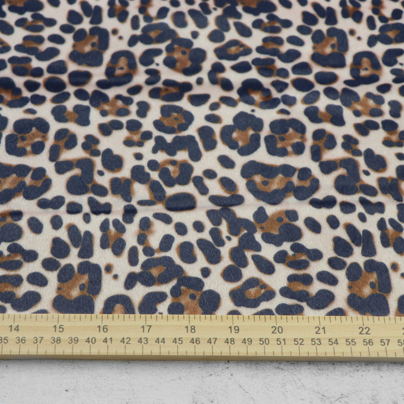 Corte empaquetado de 1/2 yarda: Piel sintética beige carbón leopardo