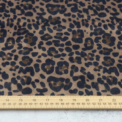 Corte empaquetado de 1/2 yarda: Piel sintética de leopardo, carbón y moca