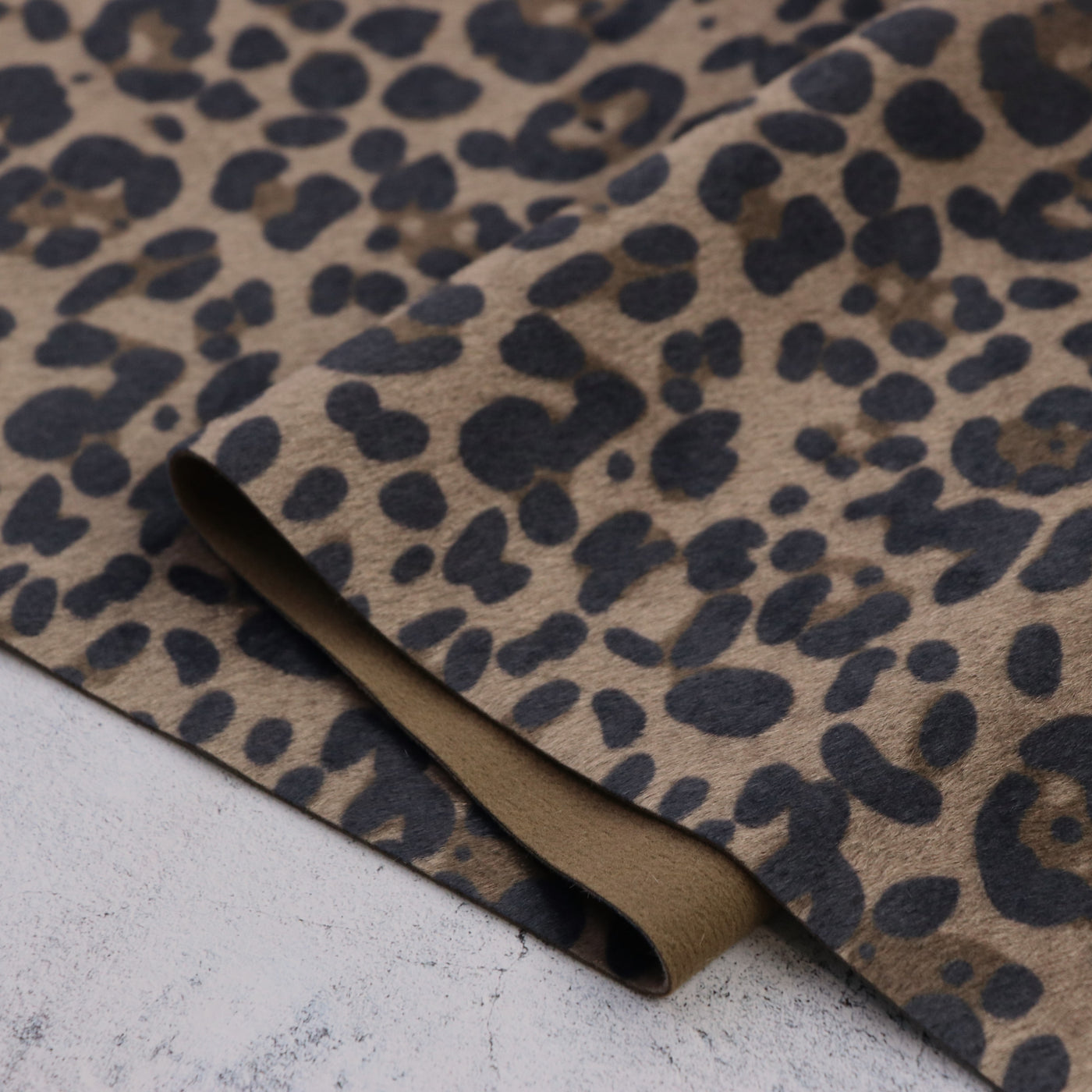 Corte empaquetado de 1/2 yarda: Piel sintética de leopardo, carbón y moca