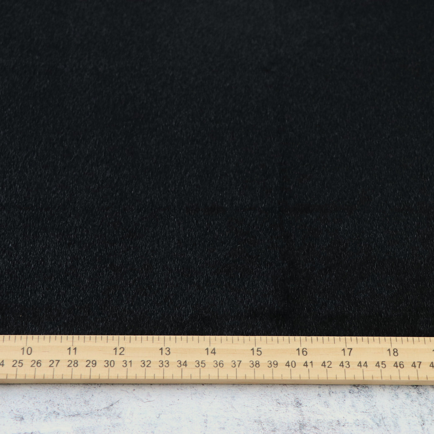 Corte empaquetado de 1/2 yarda: Piel sintética negra tonal con teñido anudado