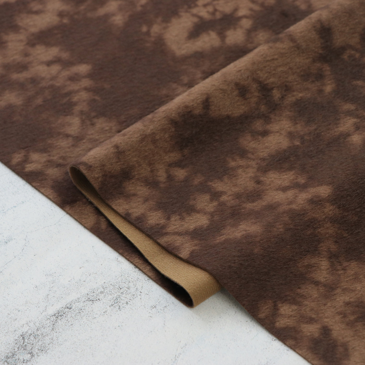 Corte empaquetado de 1/2 yarda: piel sintética de bosque tonal con teñido anudado