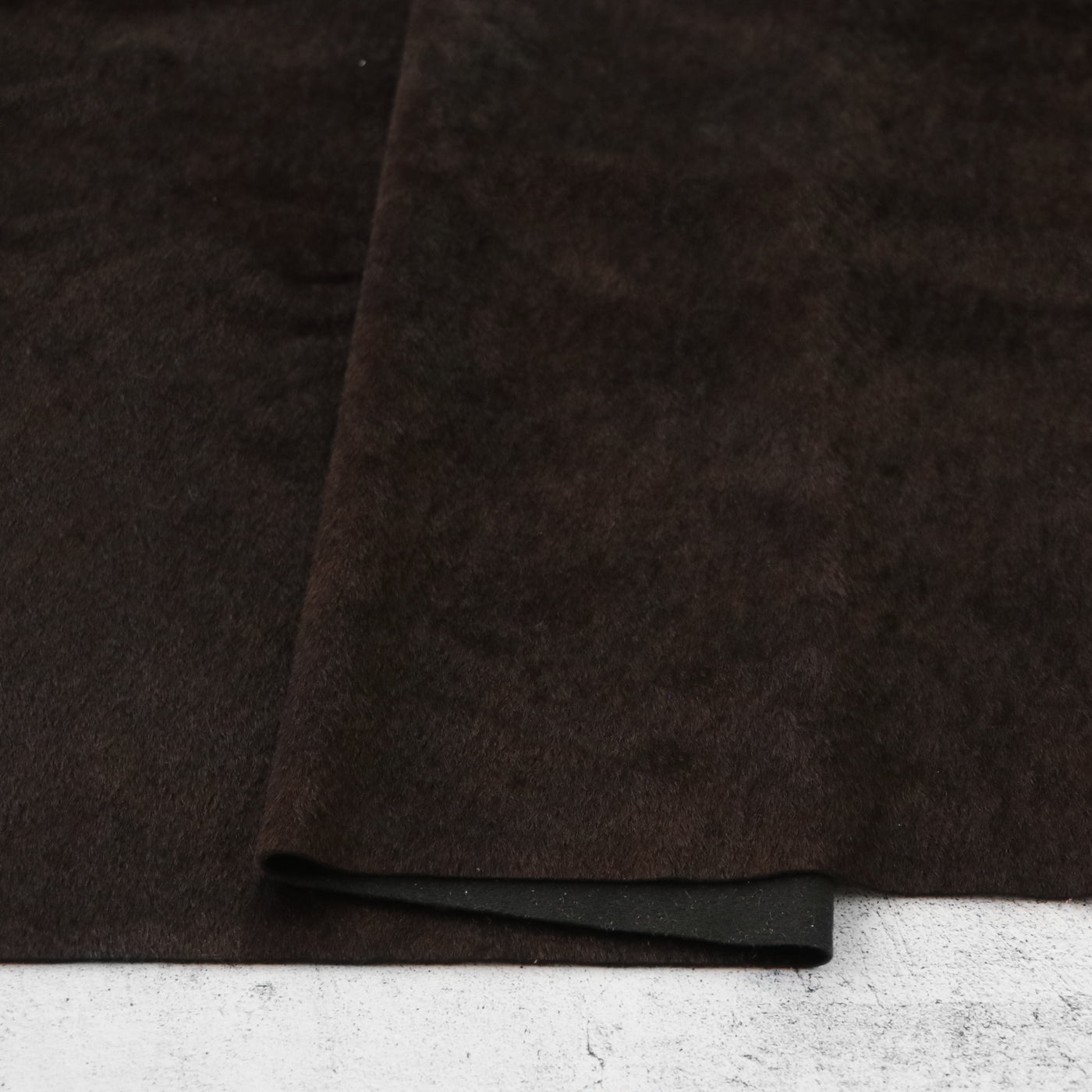 Corte empaquetado de 1/2 yarda: Piel sintética de color espresso tonal Tie Dye