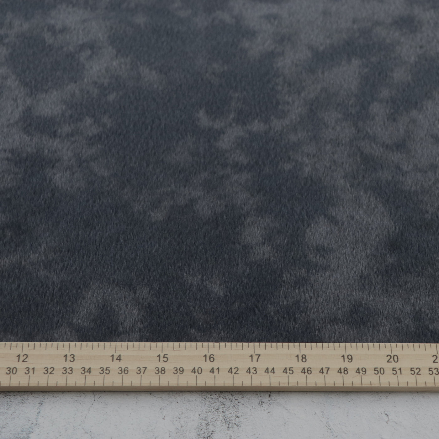 Corte empaquetado de 1/2 yarda: piel sintética de pizarra tonal con teñido anudado
