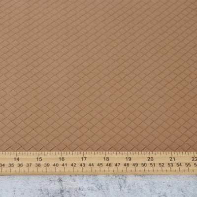 Corte empaquetado de 1/2 yarda: cuero sintético con tejido de cesta del desierto