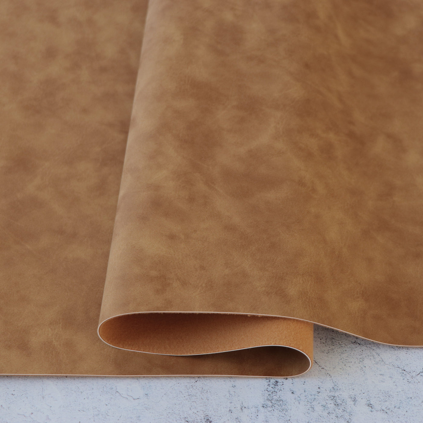Corte empaquetado de 1/2 yarda: cuero sintético resistente color bronce