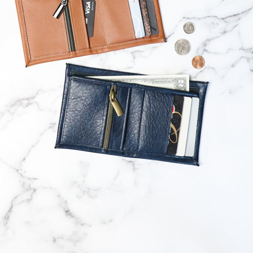 Venta de muestra: Billetera Lucky $2: cuero sintético Legacy marrón n.° 2