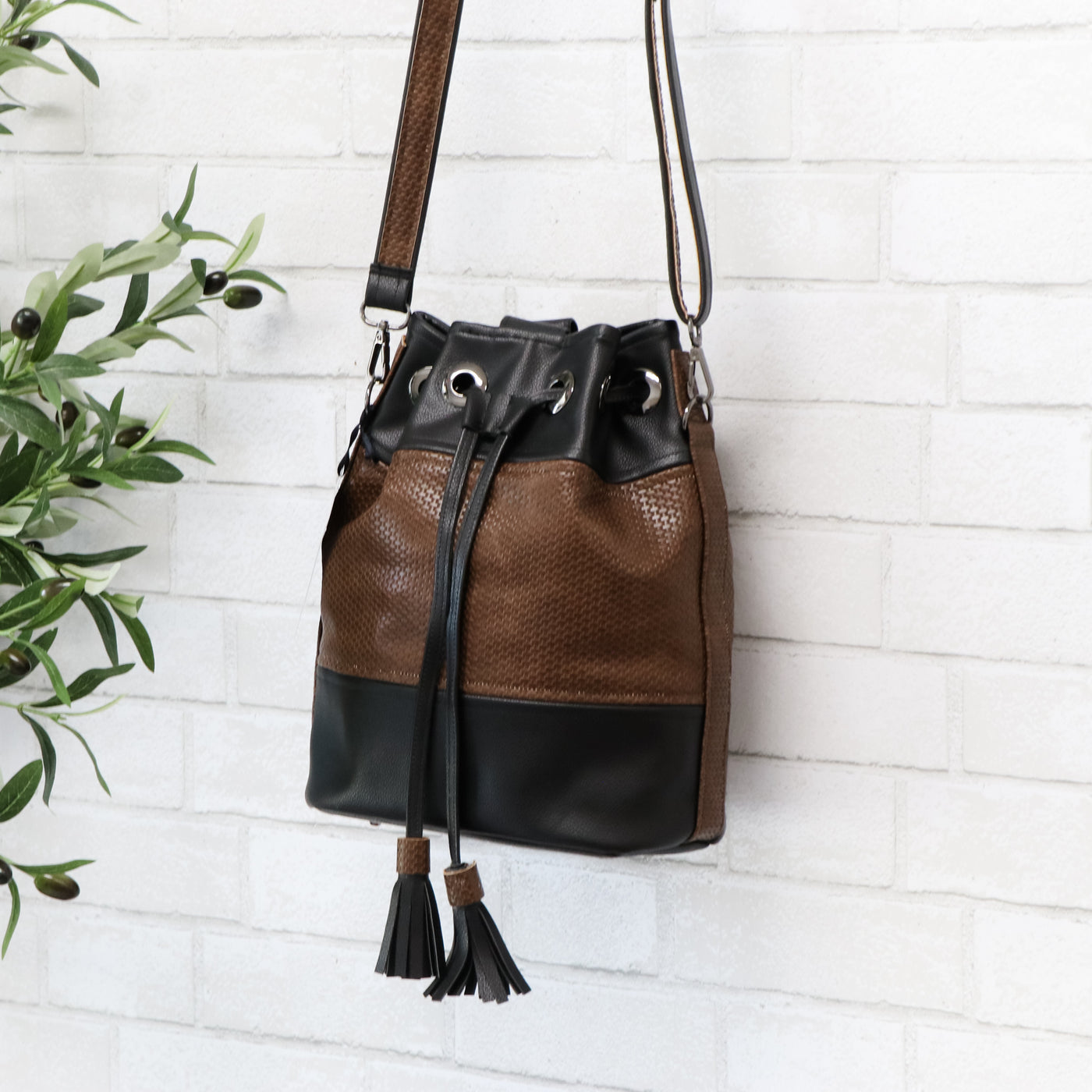 Venta de muestras: corcho natural con motas doradas y corcho negro de Magnolia