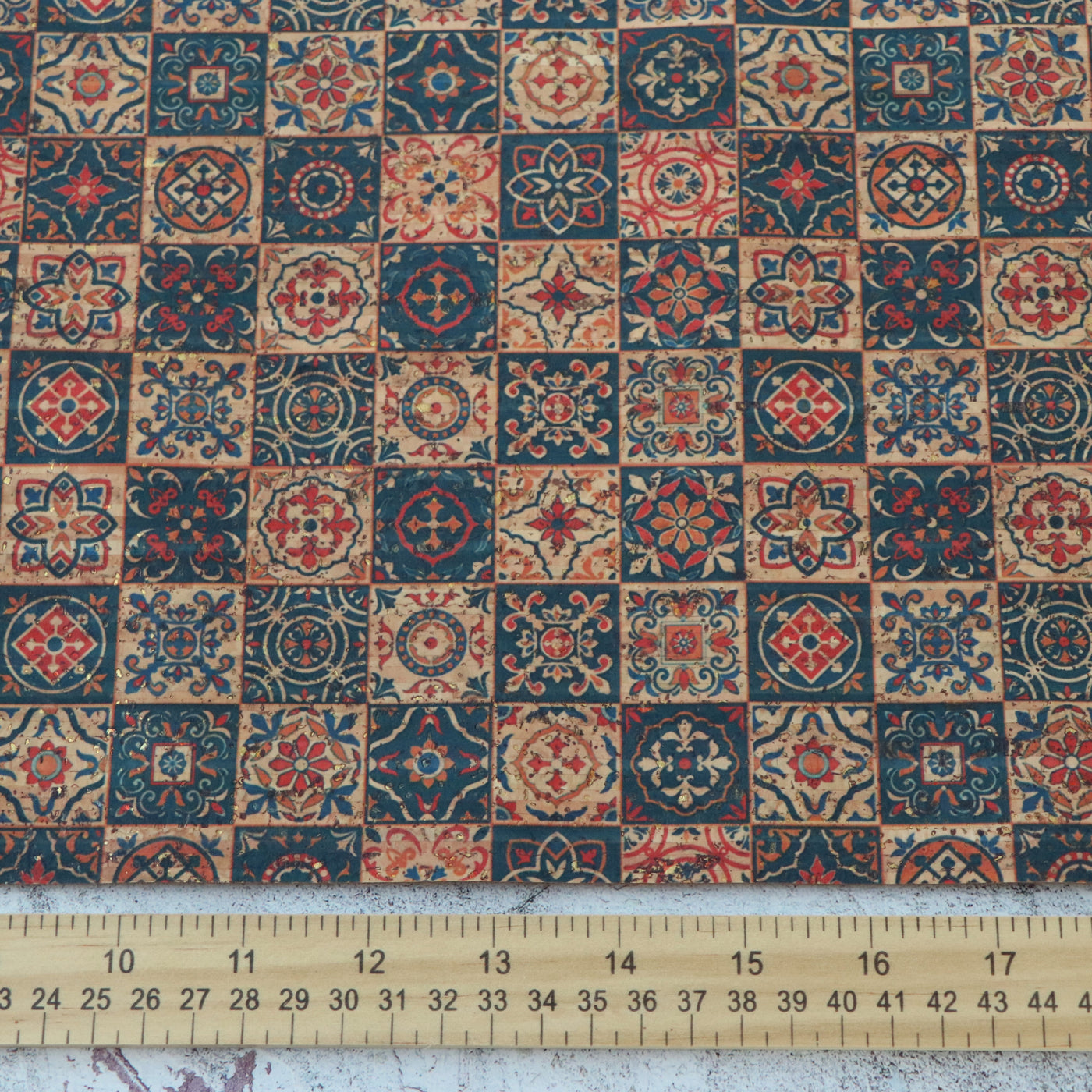 Edición limitada de 1/2 yarda: tela de corcho con mosaico marroquí con motas doradas
