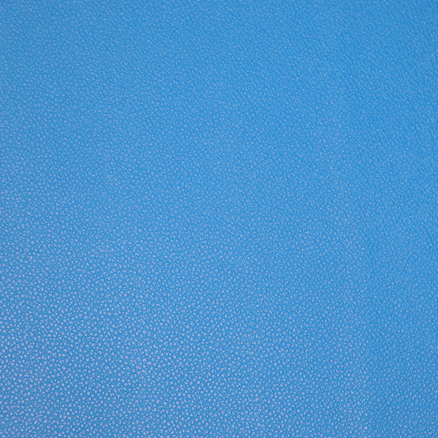 Corte empaquetado de 1/2 yarda: cuero sintético de guijarros azul eléctrico